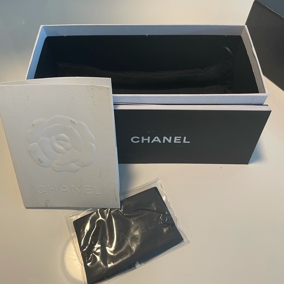 CHANEL SUNGLASSES - Picture 6 of 9